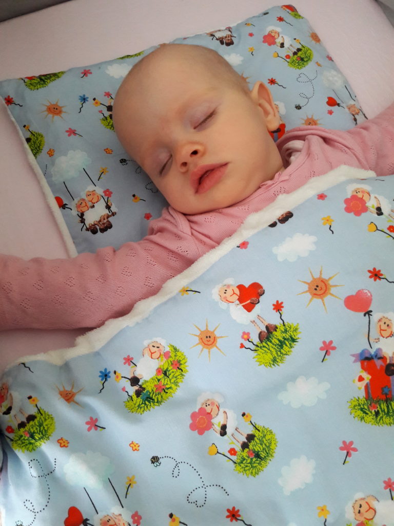 Od otulacza do kołderki okrywanie niemowlęcia do snu 20190403 105735 768x1024 Od otulacza do kołderki okrywanie niemowlęcia do snu