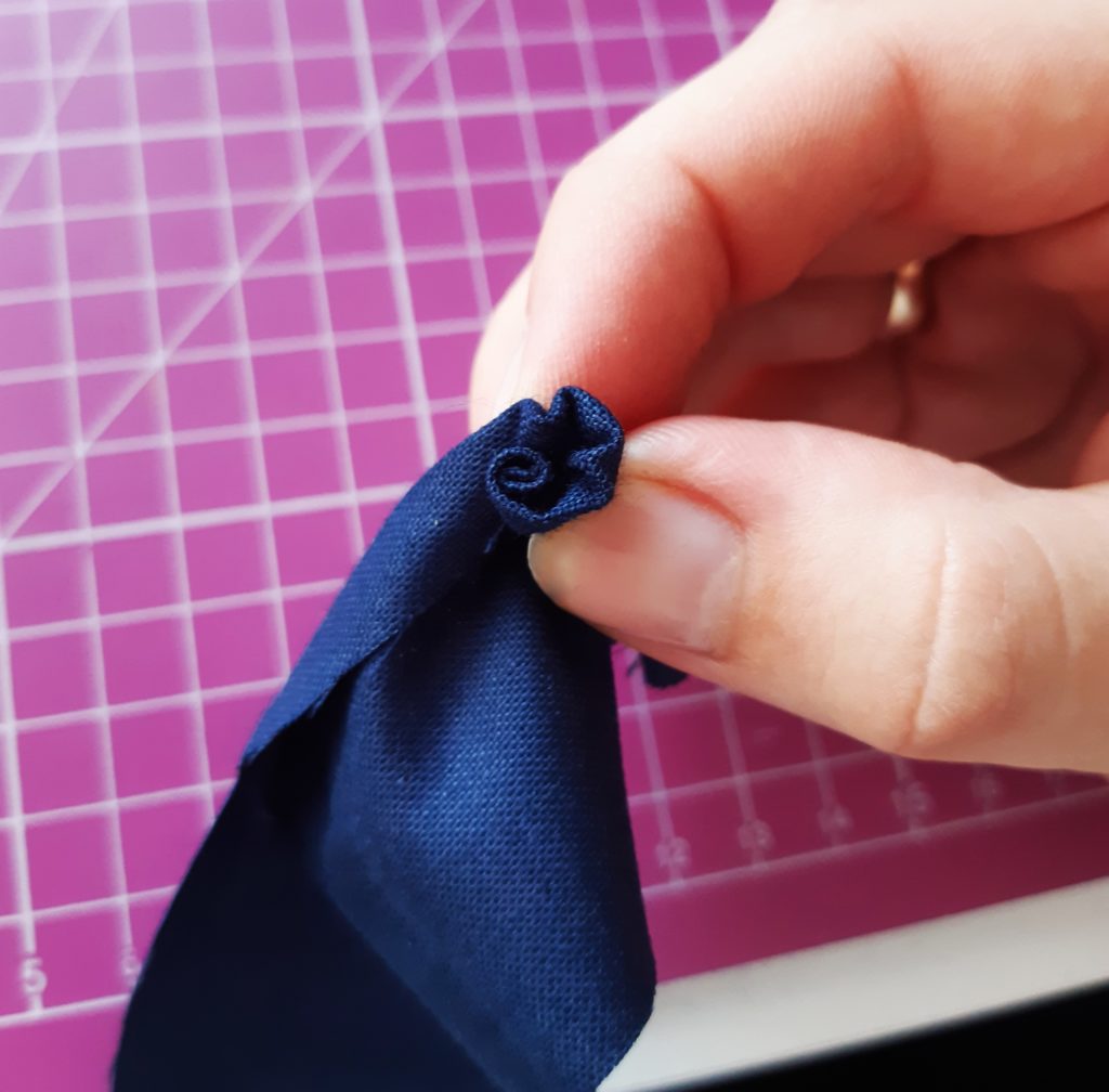 DIY Kwiatki z materiału 20190627 142235 1024x1008 DIY Kwiatki z materiału