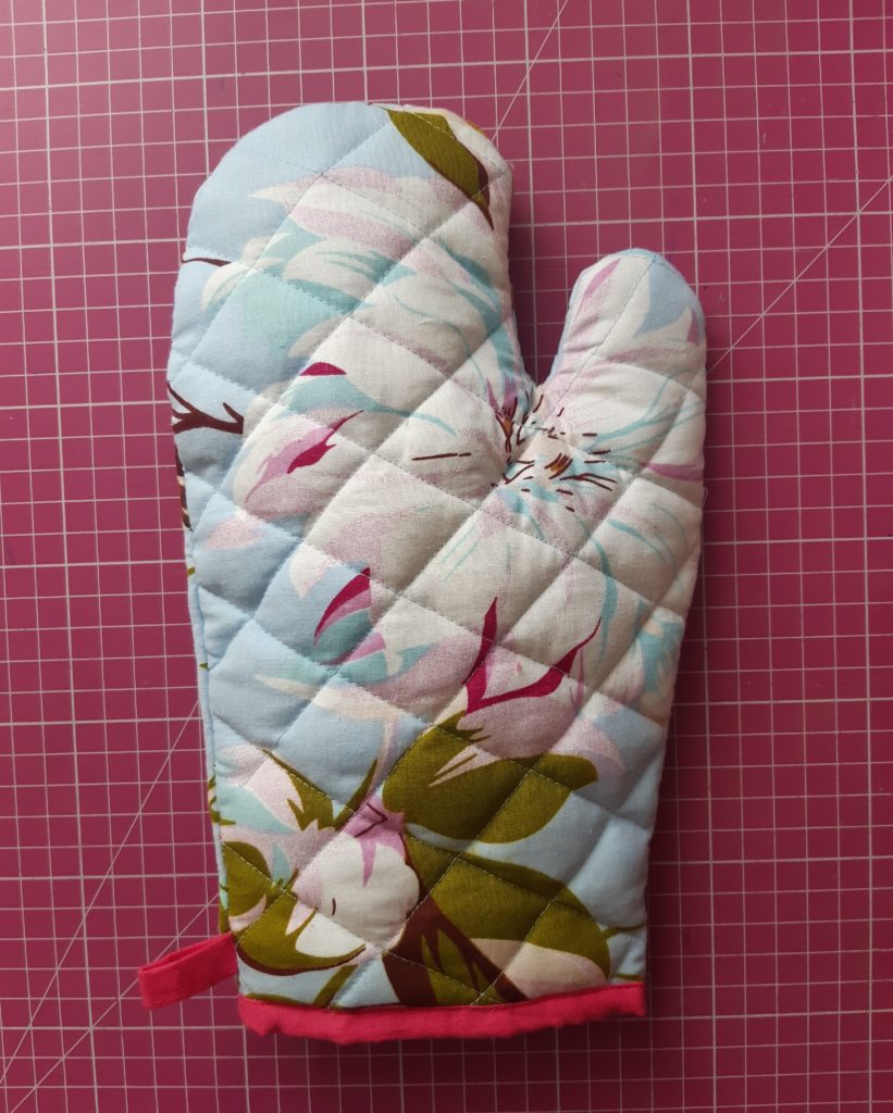 Łapka kuchenna i rękawica jak uszyć? Tutorial + wykrój do pobrania 57 3456x4309 1 821x1024 Łapka kuchenna i rękawica jak uszyć? Tutorial + wykrój do pobrania