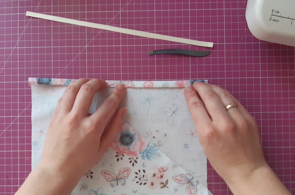 Maseczka bawełniana z kieszonką i troczkami jak uszyć? TUTORIAL 12 1024x677 Maseczka bawełniana z kieszonką i troczkami jak uszyć? TUTORIAL
