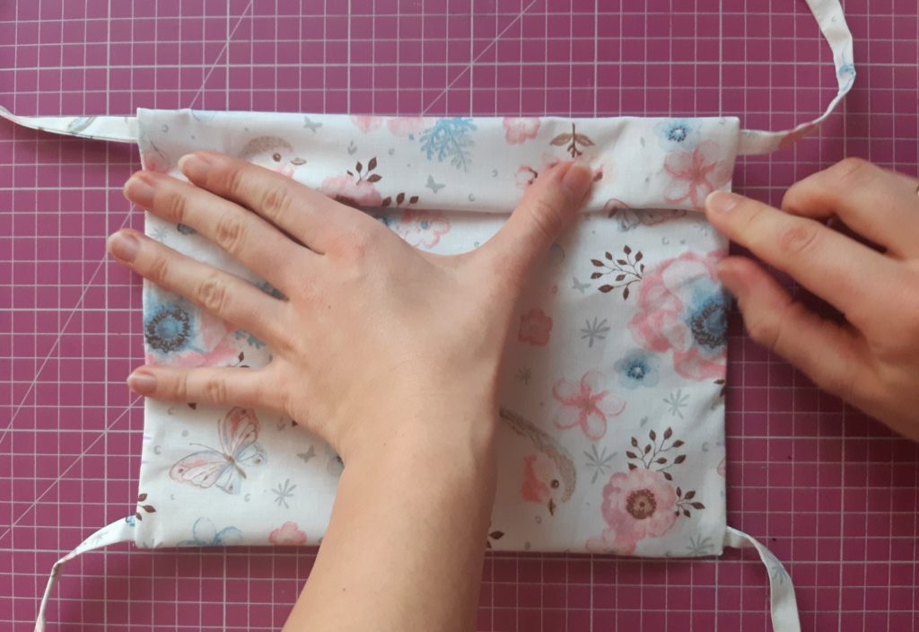 Maseczka bawełniana z kieszonką i troczkami jak uszyć? TUTORIAL 39 1024x704 Maseczka bawełniana z kieszonką i troczkami jak uszyć? TUTORIAL