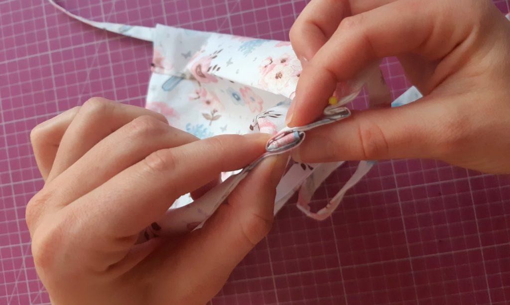 Maseczka bawełniana z kieszonką i troczkami jak uszyć? TUTORIAL 44 1024x613 Maseczka bawełniana z kieszonką i troczkami jak uszyć? TUTORIAL