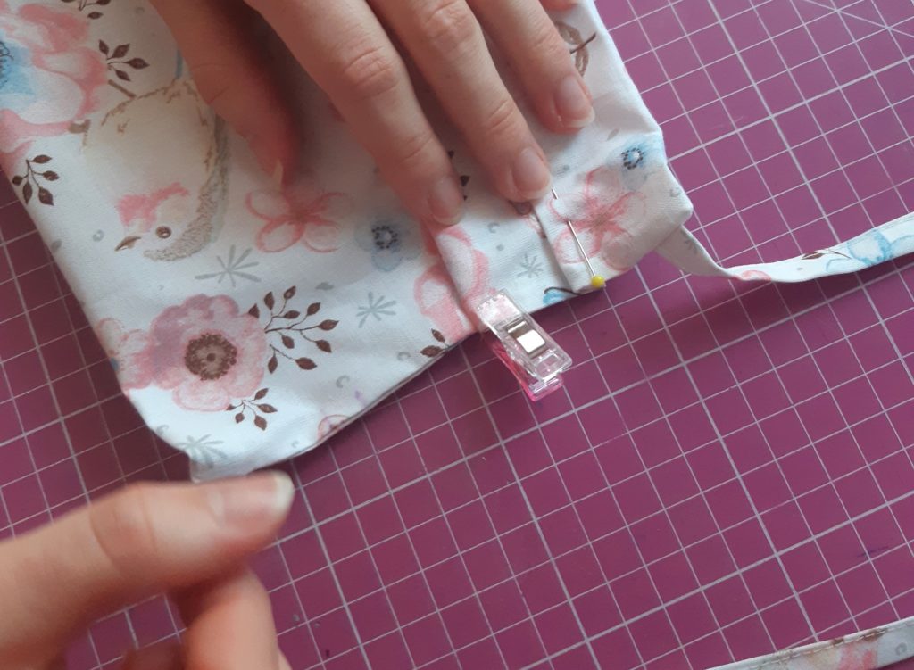 Maseczka bawełniana z kieszonką i troczkami jak uszyć? TUTORIAL 46 1024x751 Maseczka bawełniana z kieszonką i troczkami jak uszyć? TUTORIAL