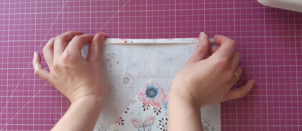 Maseczka bawełniana z kieszonką i troczkami jak uszyć? TUTORIAL 7 1024x447 Maseczka bawełniana z kieszonką i troczkami jak uszyć? TUTORIAL