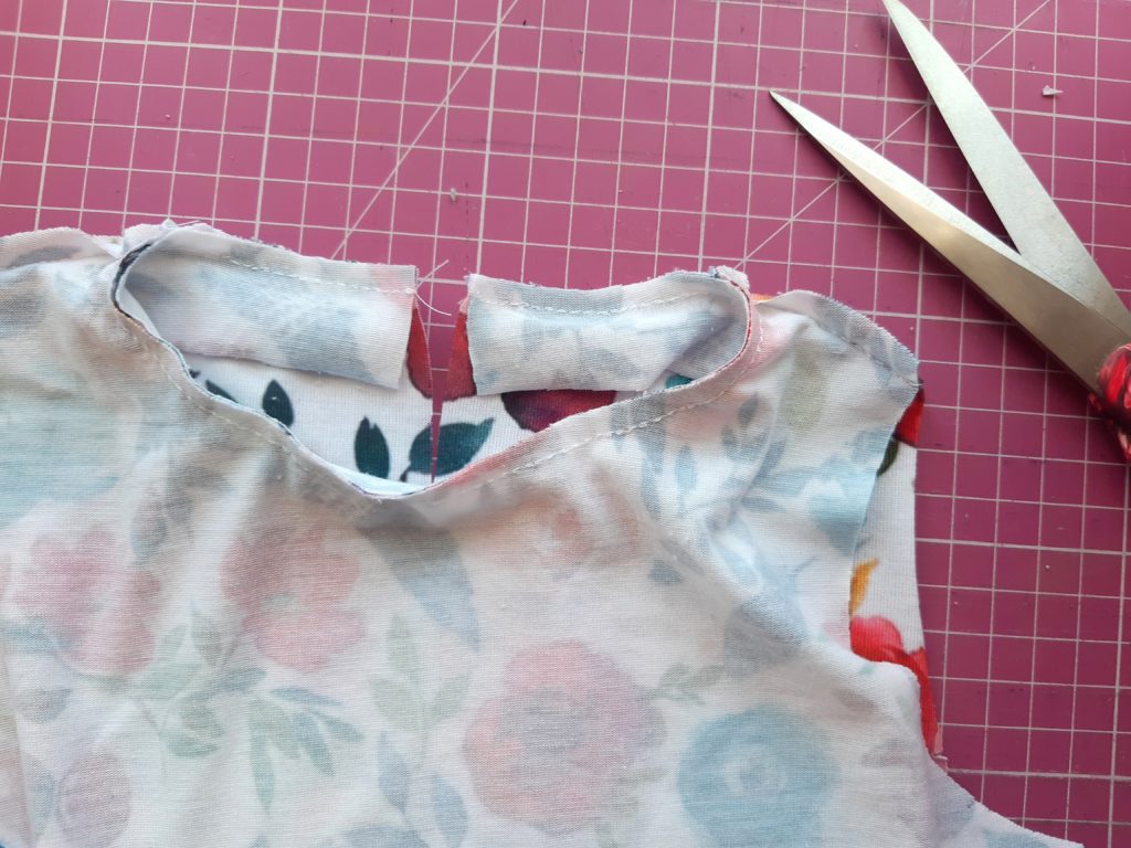 Jak uszyć prostą sukienkę dla dziewczynki TUTORIAL 21 4608x3456 1 1024x768 Jak uszyć prostą sukienkę dla dziewczynki TUTORIAL