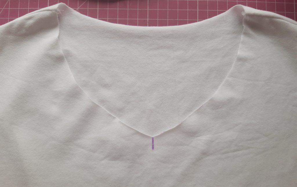 Jak uszyć klasyczny dekolt typu V neck? Czyli moje męskie szycie i realizacja na T shirtach 20200802 112952 1024x644 Jak uszyć klasyczny dekolt typu V neck? Czyli moje męskie szycie i realizacja na T shirtach