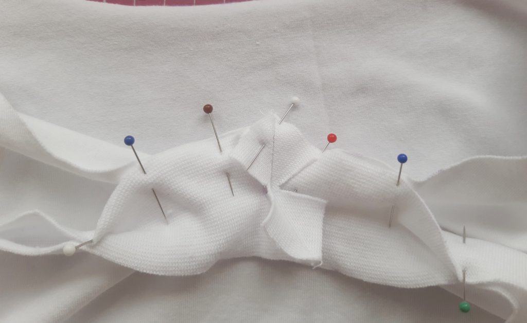 Jak uszyć klasyczny dekolt typu V neck? Czyli moje męskie szycie i realizacja na T shirtach 20200802 113647 1024x628 Jak uszyć klasyczny dekolt typu V neck? Czyli moje męskie szycie i realizacja na T shirtach