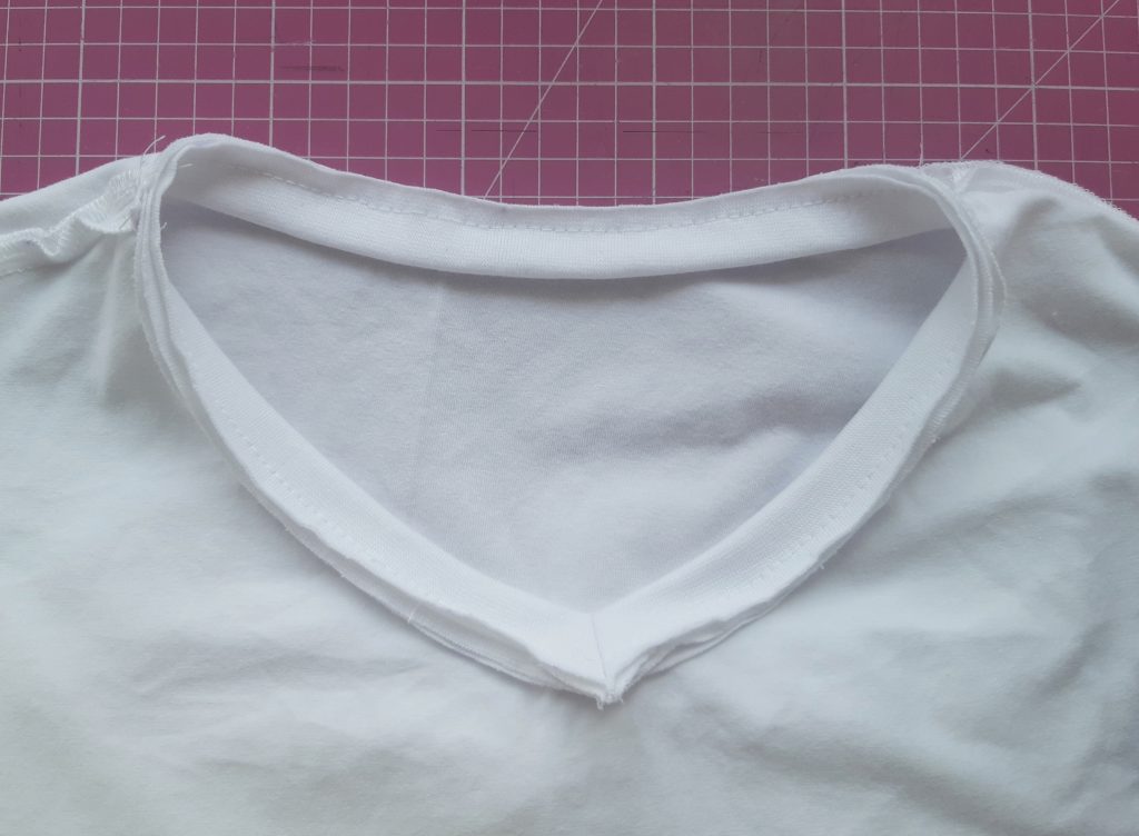 Jak uszyć klasyczny dekolt typu V neck? Czyli moje męskie szycie i realizacja na T shirtach 20200802 120133 1024x752 Jak uszyć klasyczny dekolt typu V neck? Czyli moje męskie szycie i realizacja na T shirtach