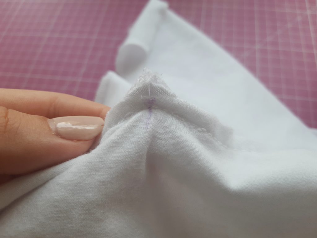 Jak uszyć klasyczny dekolt typu V neck? Czyli moje męskie szycie i realizacja na T shirtach 20200802 120253 1024x768 Jak uszyć klasyczny dekolt typu V neck? Czyli moje męskie szycie i realizacja na T shirtach