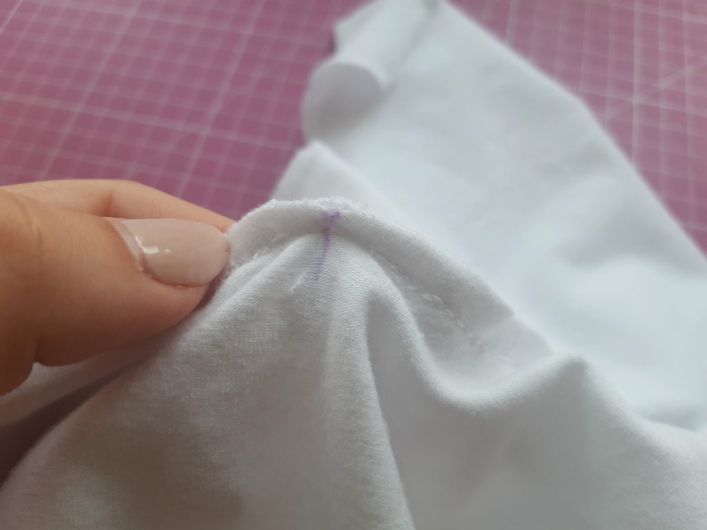 Jak uszyć klasyczny dekolt typu V neck? Czyli moje męskie szycie i realizacja na T shirtach 20200802 120335 1024x768 Jak uszyć klasyczny dekolt typu V neck? Czyli moje męskie szycie i realizacja na T shirtach