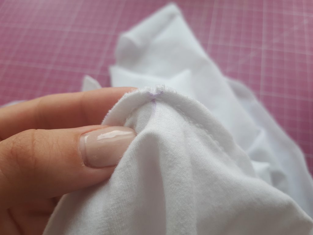 Jak uszyć klasyczny dekolt typu V neck? Czyli moje męskie szycie i realizacja na T shirtach 20200802 120411 1024x768 Jak uszyć klasyczny dekolt typu V neck? Czyli moje męskie szycie i realizacja na T shirtach