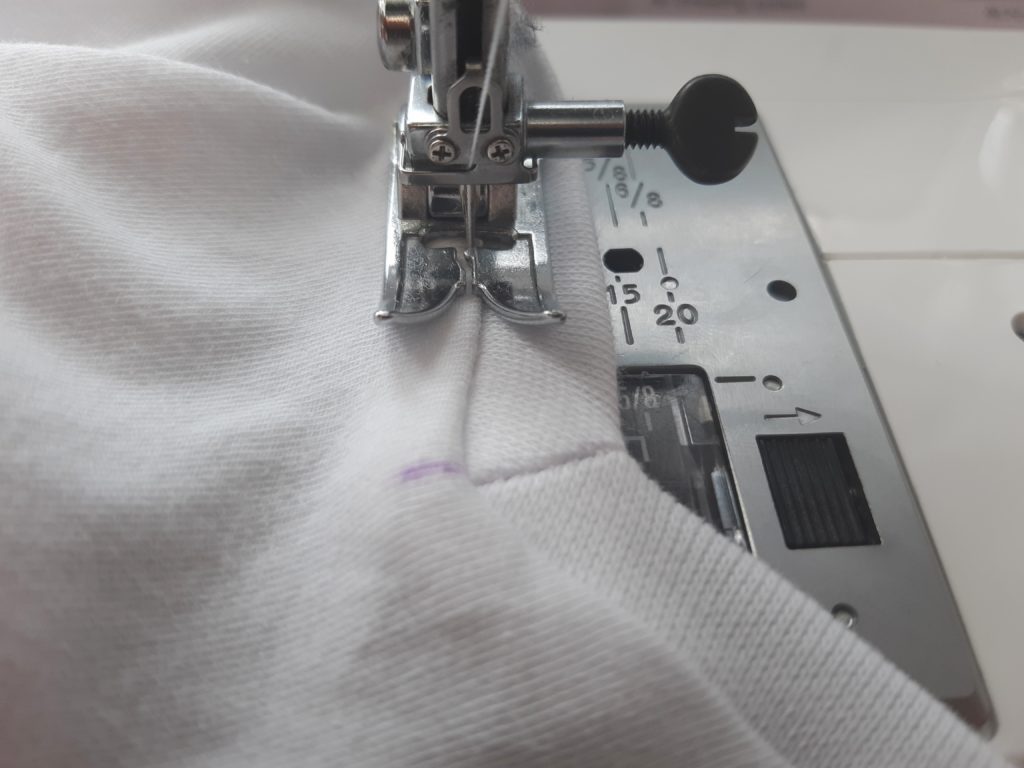 Jak uszyć klasyczny dekolt typu V neck? Czyli moje męskie szycie i realizacja na T shirtach 20200802 131438 1024x768 Jak uszyć klasyczny dekolt typu V neck? Czyli moje męskie szycie i realizacja na T shirtach