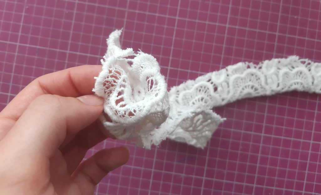 Jak uszyć gumkę frotkę / scrunchie? Prosty tutorial. 20200913 135511 1024x623 Jak uszyć gumkę frotkę / scrunchie? Prosty tutorial.