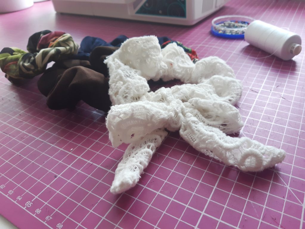 Jak uszyć gumkę frotkę / scrunchie? Prosty tutorial. 20200913 153841 1024x768 Jak uszyć gumkę frotkę / scrunchie? Prosty tutorial.