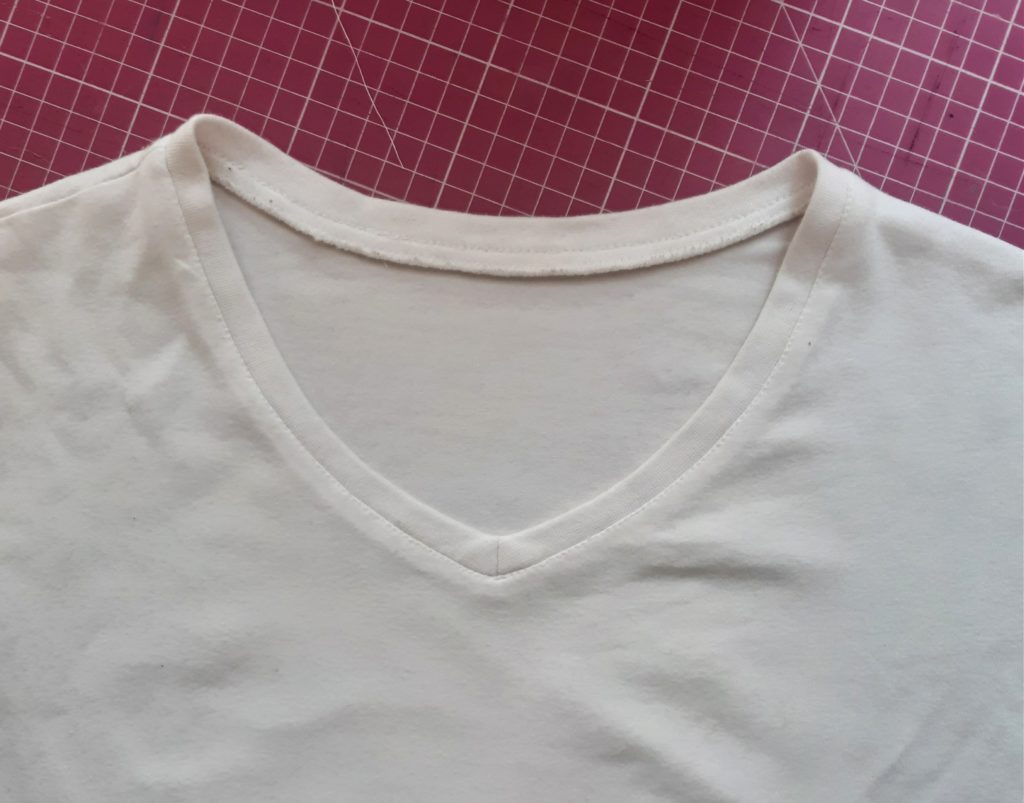 Jak uszyć klasyczny dekolt typu V neck? Czyli moje męskie szycie i realizacja na T shirtach 20200921 165643 1024x803 Jak uszyć klasyczny dekolt typu V neck? Czyli moje męskie szycie i realizacja na T shirtach