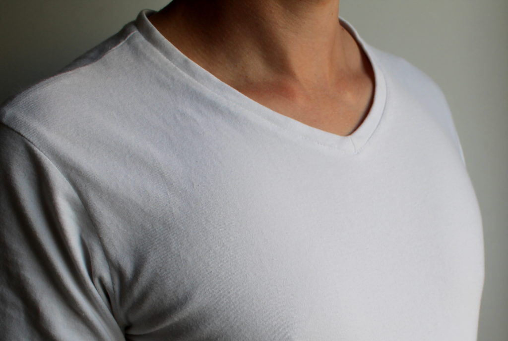 Jak uszyć klasyczny dekolt typu V neck? Czyli moje męskie szycie i realizacja na T shirtach IMG 9551 1024x689 Jak uszyć klasyczny dekolt typu V neck? Czyli moje męskie szycie i realizacja na T shirtach
