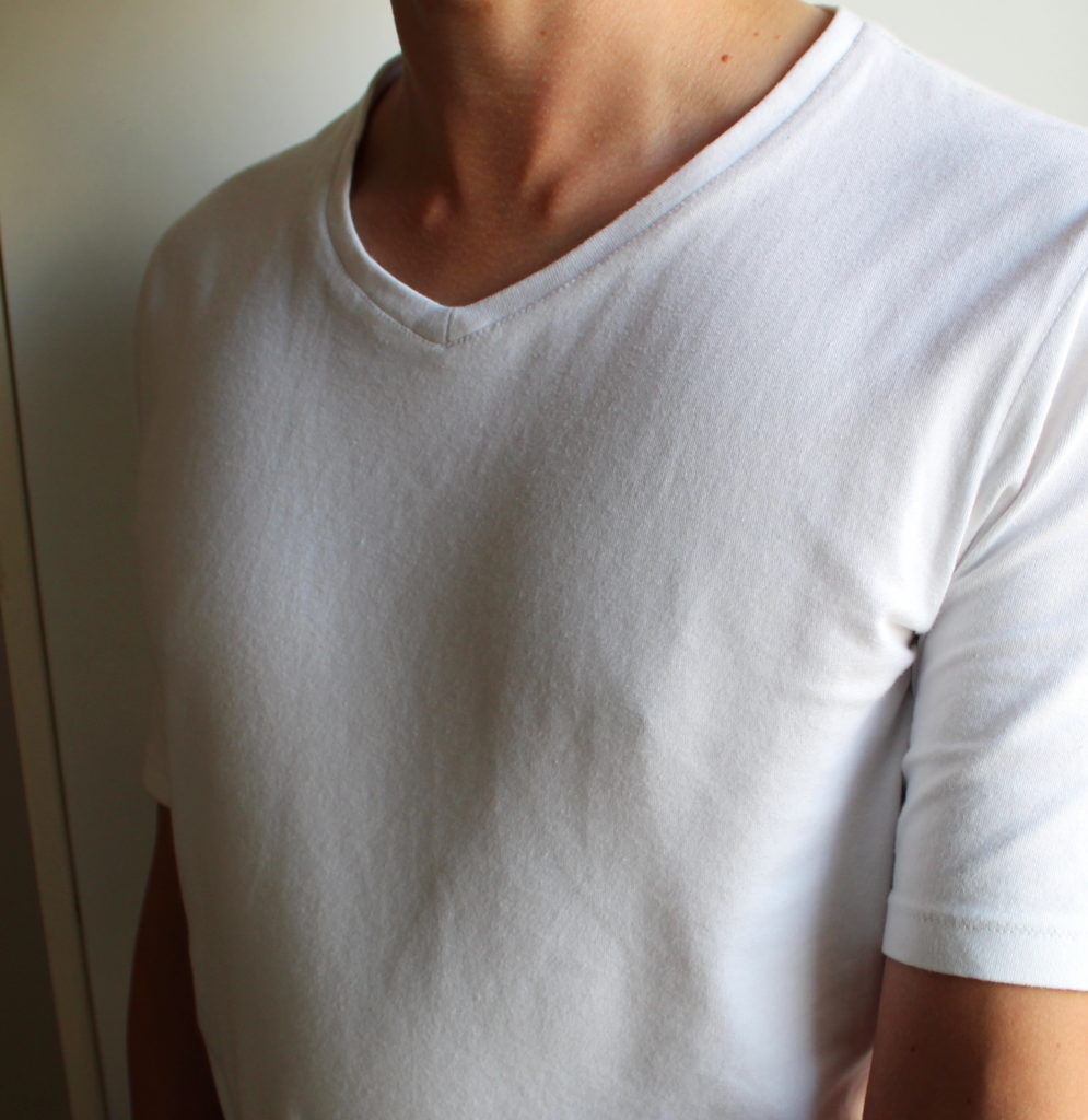 Jak uszyć klasyczny dekolt typu V neck? Czyli moje męskie szycie i realizacja na T shirtach IMG 9554 995x1024 Jak uszyć klasyczny dekolt typu V neck? Czyli moje męskie szycie i realizacja na T shirtach