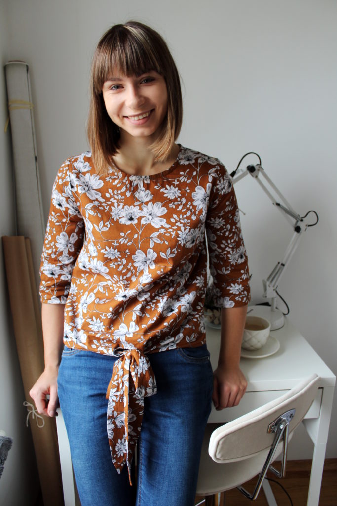IMG 0589 683x1024 Bluzka z wiązaniem w kwiaty. Szycie zza kulis