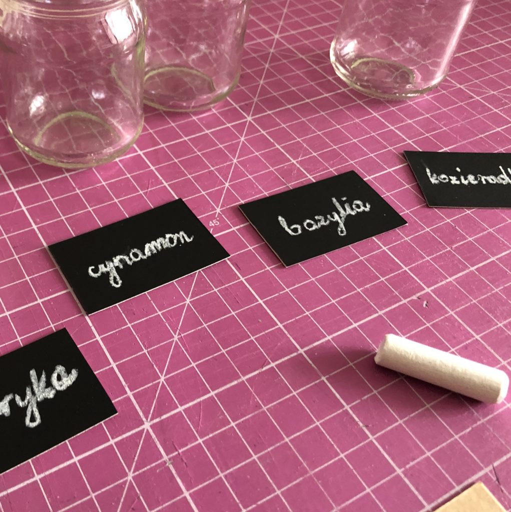 Sposób na proste DIY czyli moja organizacja ziół i przypraw. Wersja z instrukcją IMG 3245 1021x1024 Sposób na proste DIY czyli moja organizacja ziół i przypraw. Wersja z instrukcją