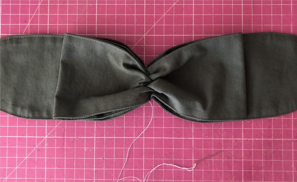 Kokarda DIY i spinka w jednym – jak uszyć? TUTORIAL %name Kokarda DIY i spinka w jednym – jak uszyć? TUTORIAL
