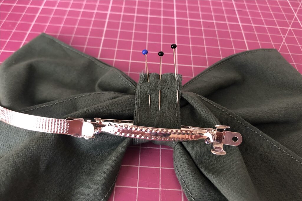 Kokarda DIY i spinka w jednym – jak uszyć? TUTORIAL %name Kokarda DIY i spinka w jednym – jak uszyć? TUTORIAL