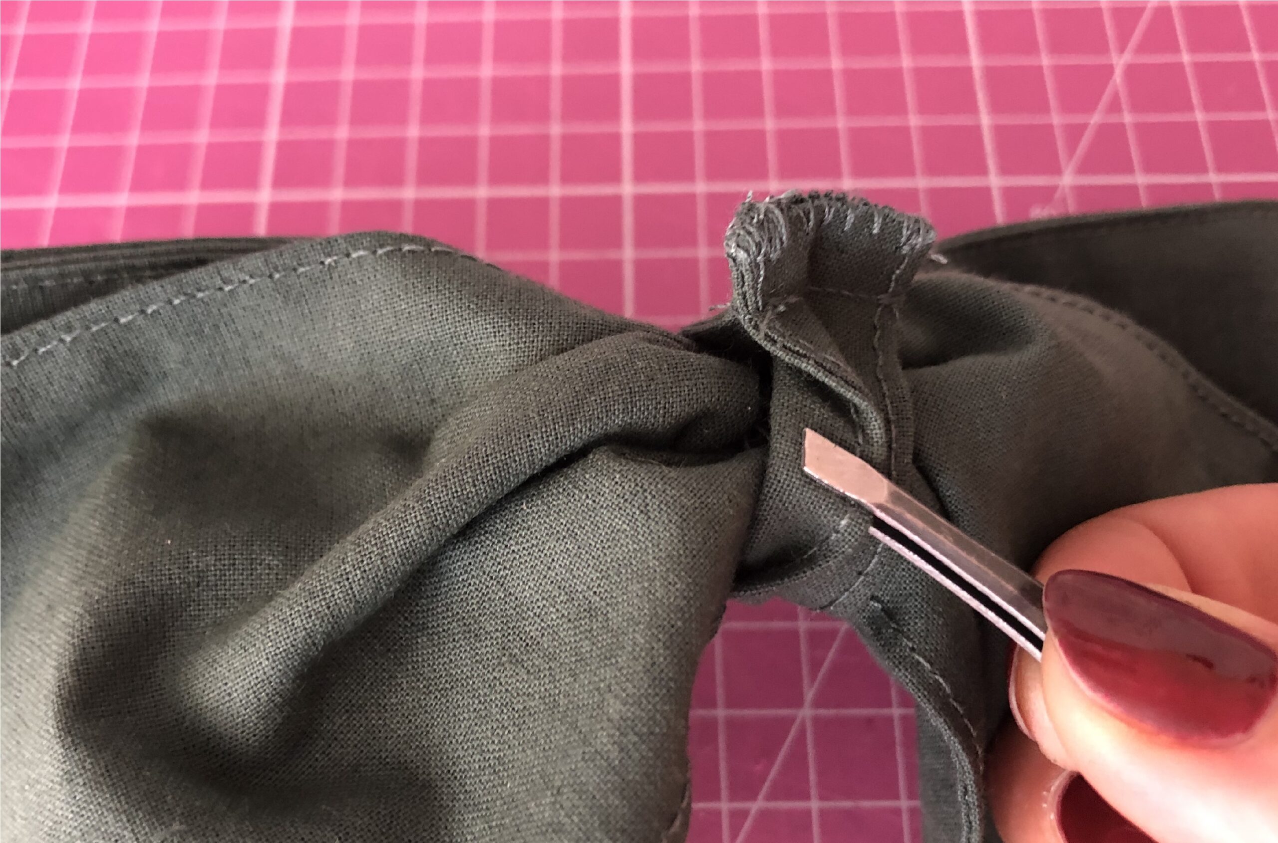 Kokarda DIY i spinka w jednym – jak uszyć? TUTORIAL %name Kokarda DIY i spinka w jednym – jak uszyć? TUTORIAL