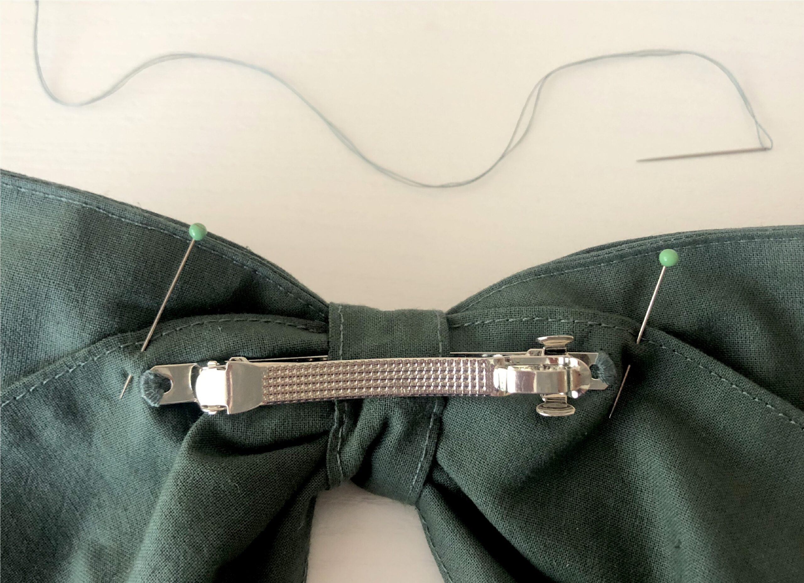 Kokarda DIY i spinka w jednym – jak uszyć? TUTORIAL %name Kokarda DIY i spinka w jednym – jak uszyć? TUTORIAL