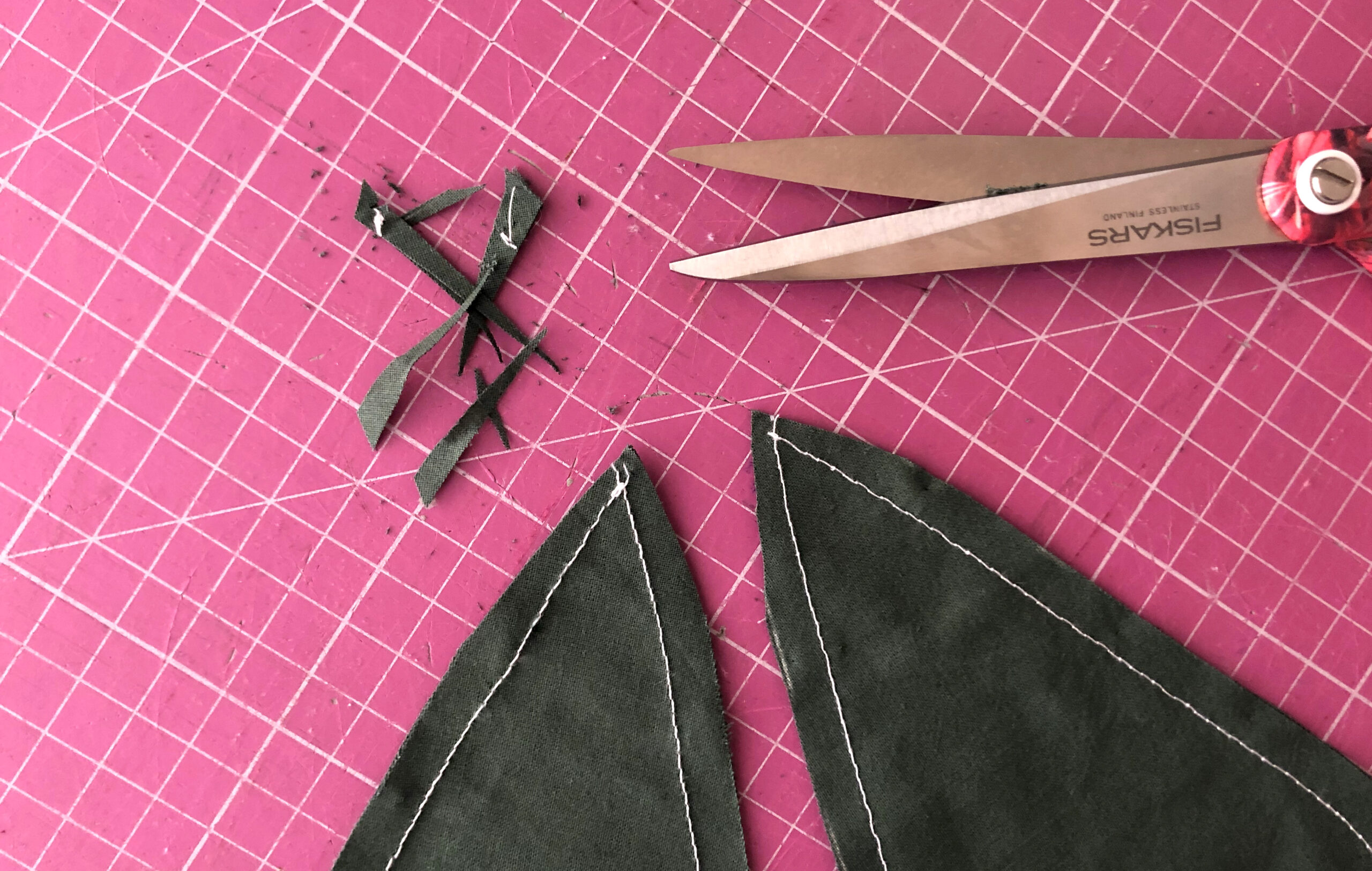 Kokarda DIY i spinka w jednym – jak uszyć? TUTORIAL %name Kokarda DIY i spinka w jednym – jak uszyć? TUTORIAL